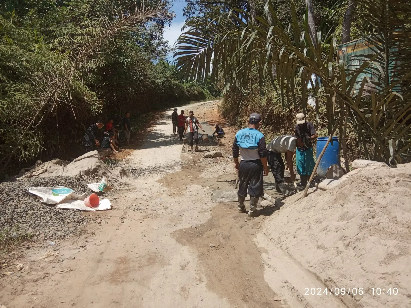Ruas Jalan Kabupaten Jalur Padali-Rancecet Kecamatan Cimanggu Tanjakan Kampung Pilar di Perbaiki Masarakat