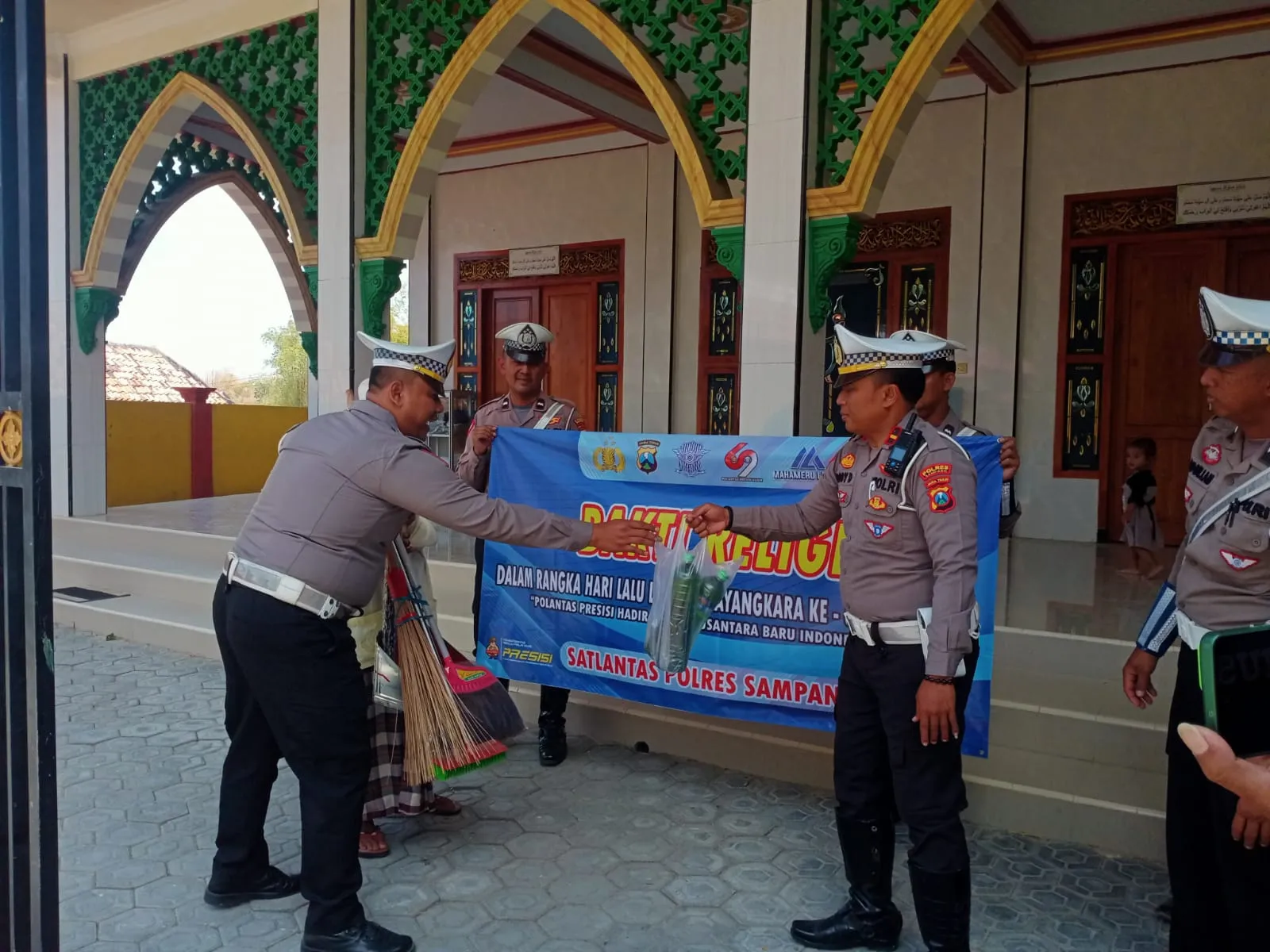 Menyambut HUT Lantas Bhayangkara ke- 69, Satlantas Polres Sampang Gelar Bakti Sosial Membersihkan Mesjid