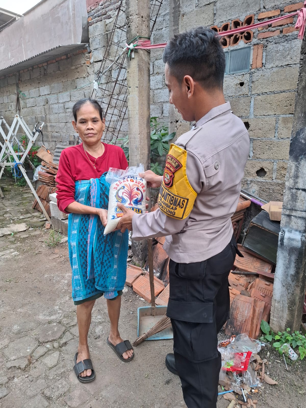 Bhabinkamtibmas Peduli, Berbagi Beras Kepada Warga Kurang Mampu