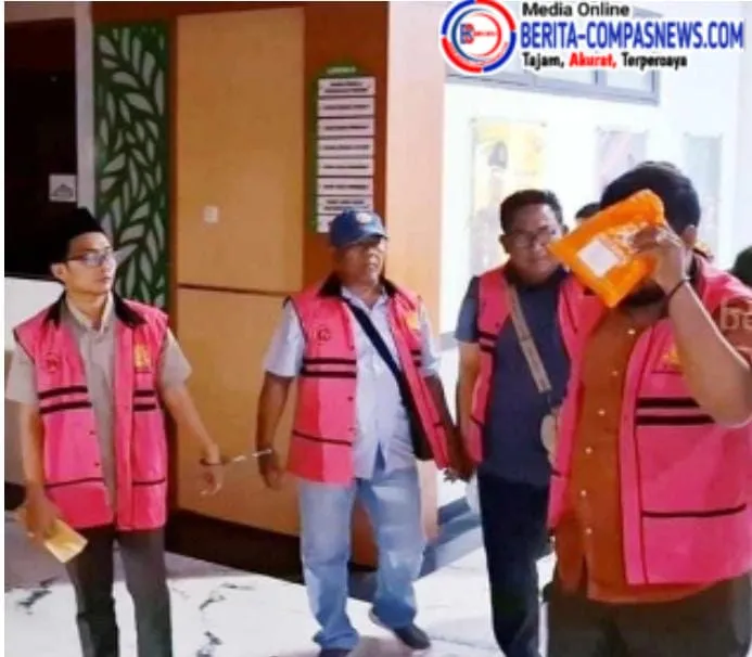 Empat Tersangka Kasus Proyek Fiktif Dana Hibah Pemprov Jatim di Desa Wage Taman, Berhasil Diamankan Kejari Sidoarjo