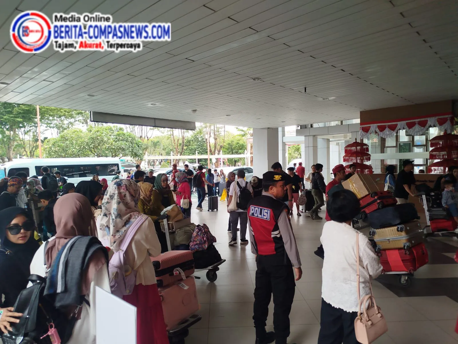 Berikan Kenyamanan Penumpang Polres Bandara Ngurah Rai Laksanakan Pengamanan Terminal Keberangkatan Domestik