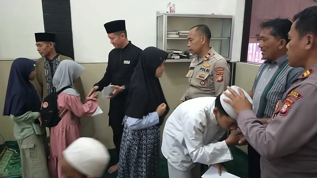 Jumat Berkah, Puluhan Anak Yatim Mendapat Santunan Dari Polisi