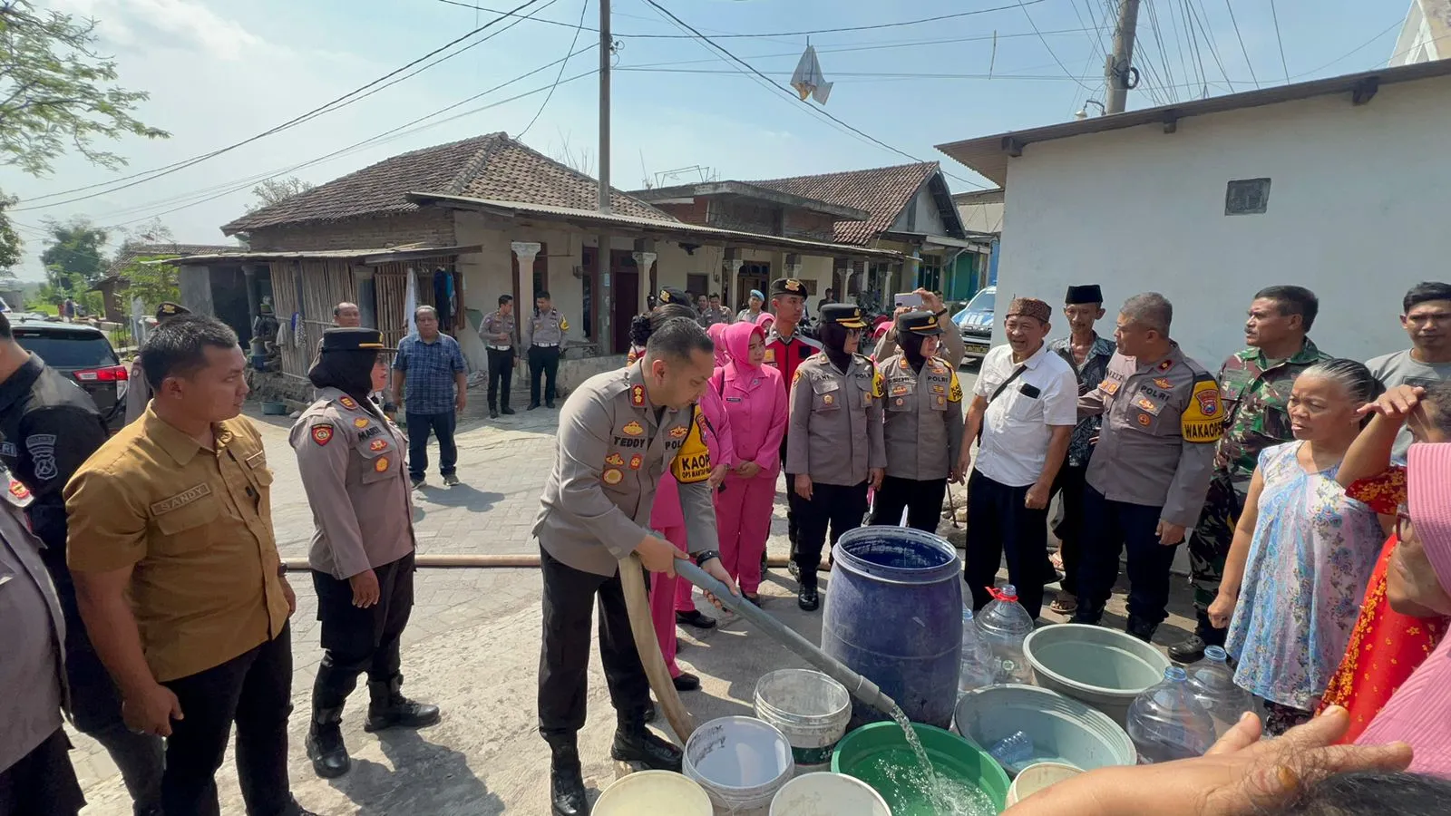 Polres Pasuruan Distribusikan Bantuan Air Bersih Untuk Warga Terdampak Kemarau Panjang