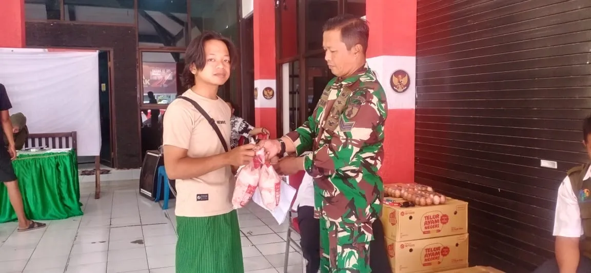 Peduli Stunting, Babinsa Koramil 0822/01 Bondowoso Kawal Penyaluran Bantuan Pangan Stunting di Nangkaan