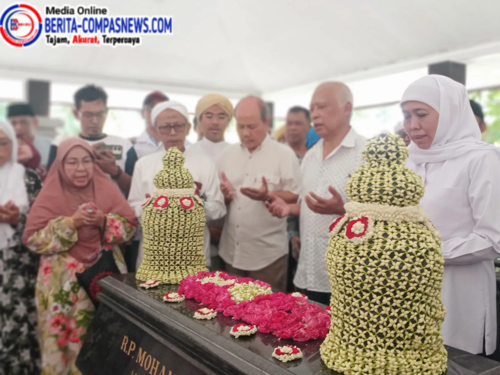 Kunjungan Khofifah Ziarah ke Makam Almarhum Raden Panji H. Muhammad Nur