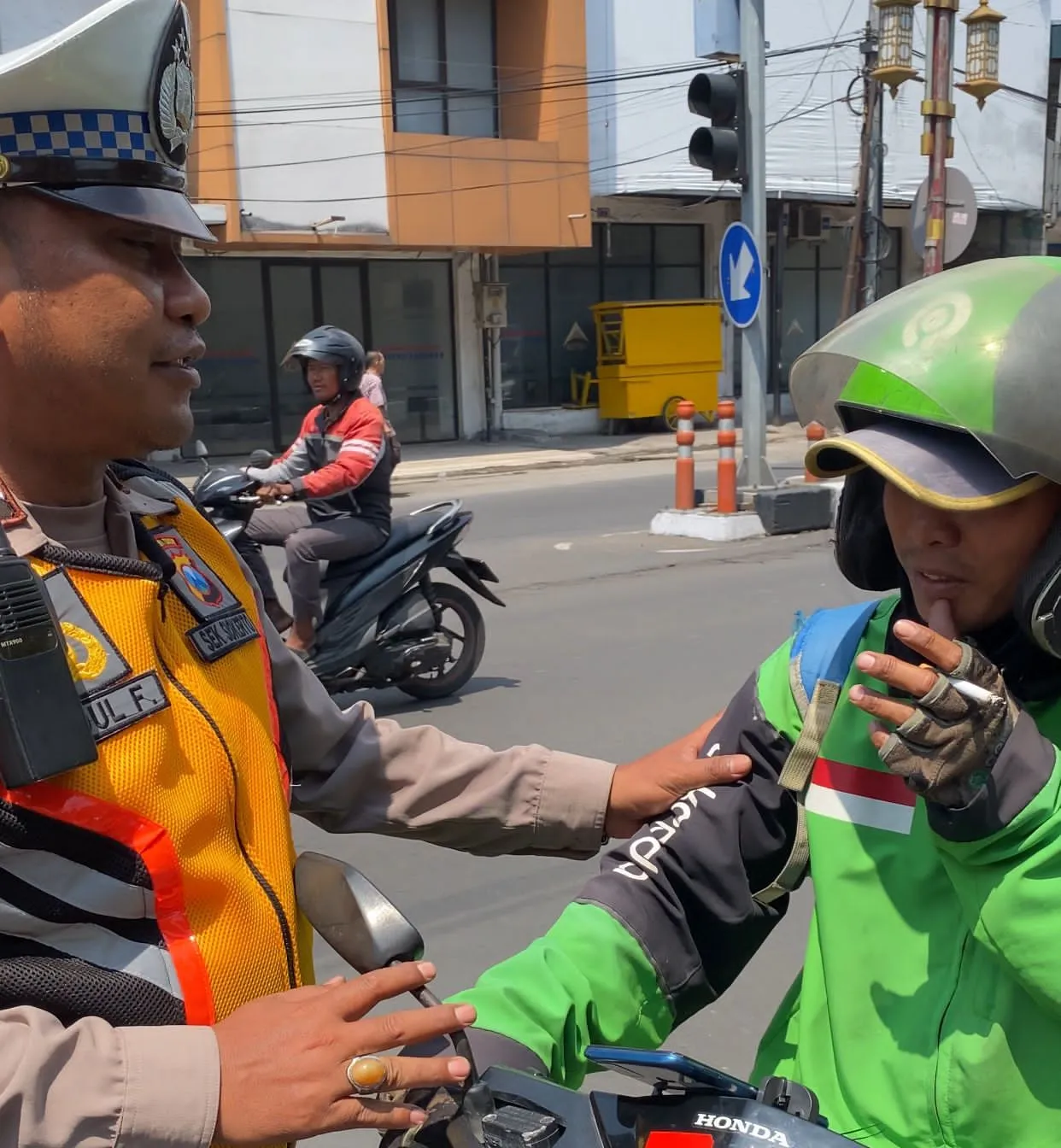 Jumat Berkah, Polsek Simokerto Beri Himbauan ke Pengendara Motor Yang Merokok Sambil Bagikan 200 Nasi kotak 