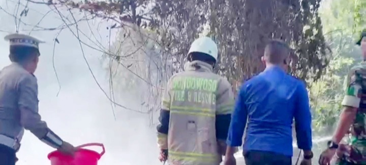 Sigap.! Personel Satlantas Polres Bondowoso Bantu Padamkan Kebakaran di SMKN 1 Bondowoso
