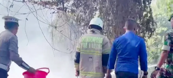Sigap.! Personel Satlantas Polres Bondowoso Bantu Padamkan Kebakaran di SMKN 1 Bondowoso