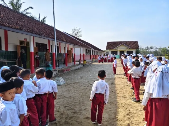 Upacara Bendera di SDN Sukamulya 2 Kecamatan Cikeusik