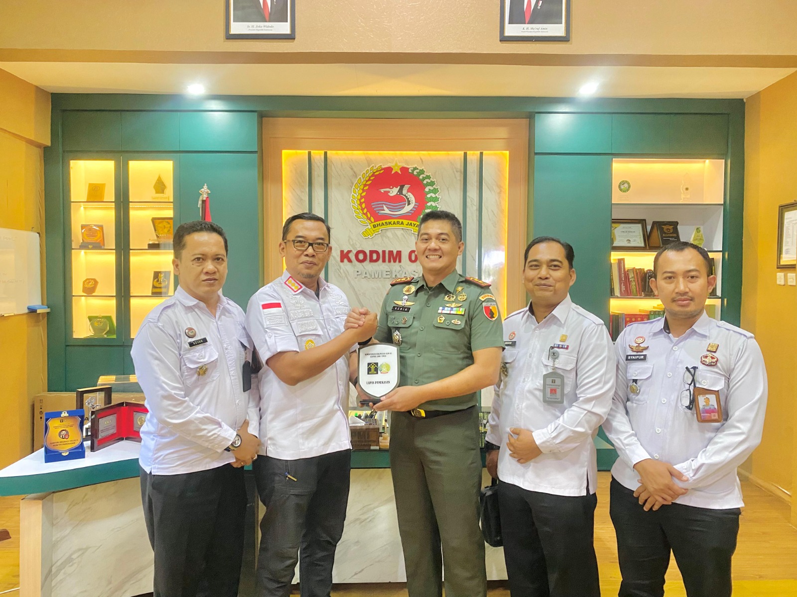 Kalapas Pamekasan Menjalin Sinergi Bersama Dandim 0826 Pamekasan Tunjukkan Komitmen Dalam Memperkuat Wawasan Kebangsaan Bagi Warga Binaan 