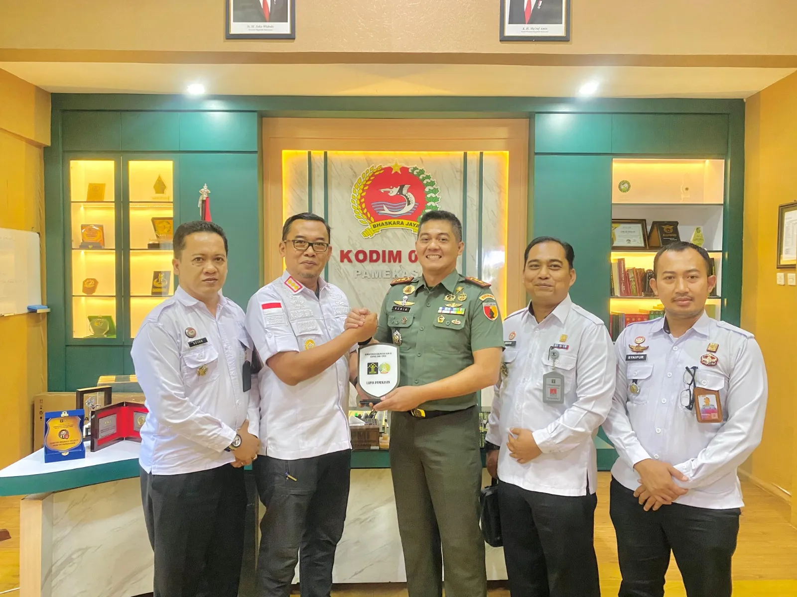 Kalapas Pamekasan Menjalin Sinergi Bersama Dandim 0826 Pamekasan Tunjukkan Komitmen Dalam Memperkuat Wawasan Kebangsaan Bagi Warga Binaan 