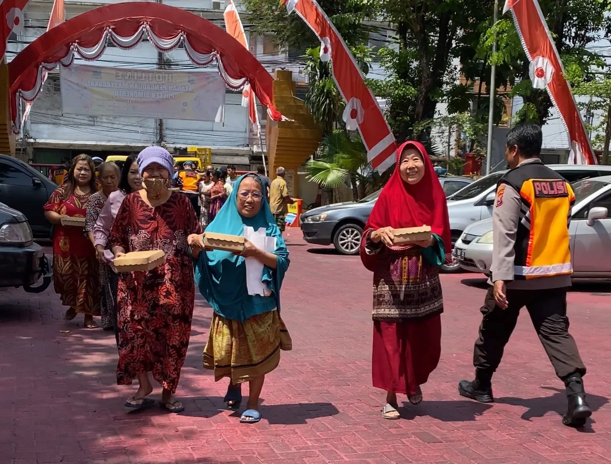 Jumat Berkah, Polsek Simokerto Bagikan 200 Nasi Kotak Kepada Masyarakat 