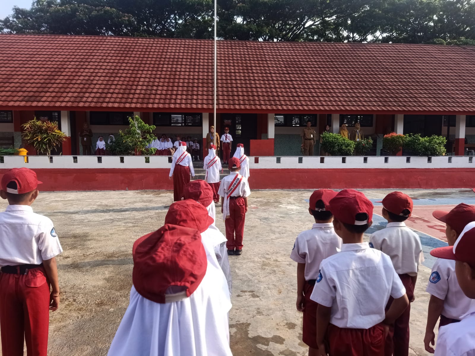 Upacara Bendera di SD Negeri Sukajadi 1 Dipimpin Oleh Kepala Sekolah Sukarjo S.pd