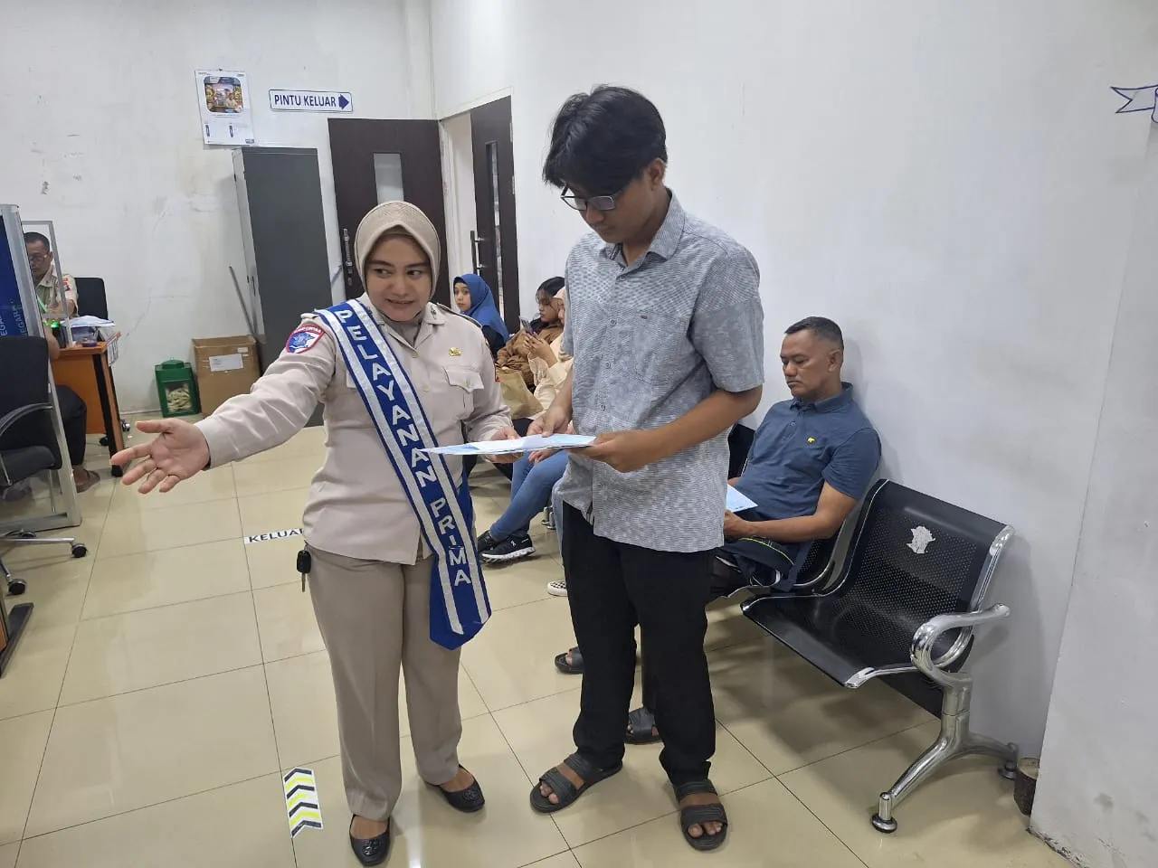 Ramahnya Petugas Satpas Colombo Polrestabes Surabaya, Kepada Pemohon Yang Akan Melakukan Pengurusan SIM