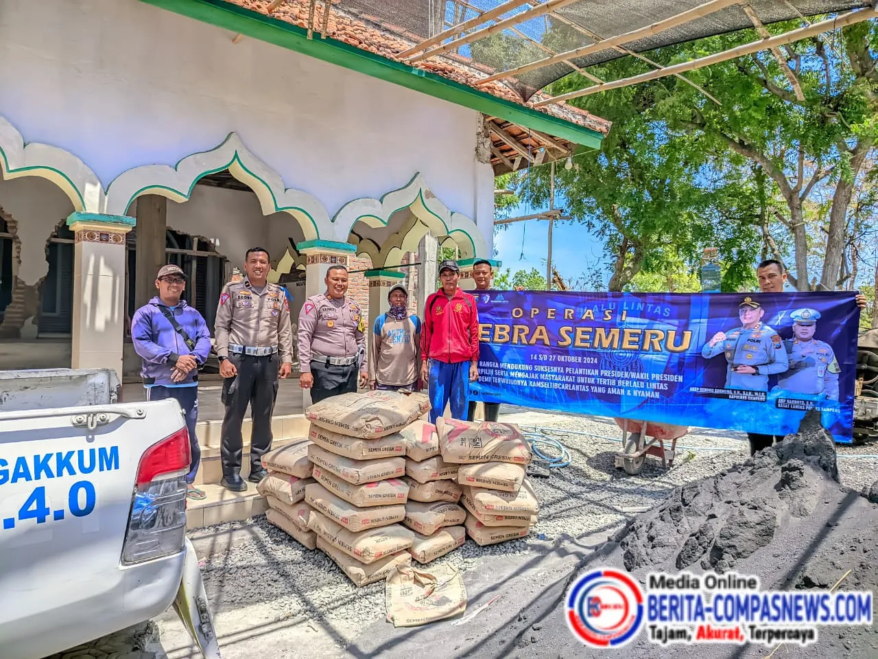 Dalam Rangka Operasi Zebra 2024, Satlantas Polres Sampang Gelar Bakti Religi Sedekah Pembangunan Mesjid Sabilul Hoirun