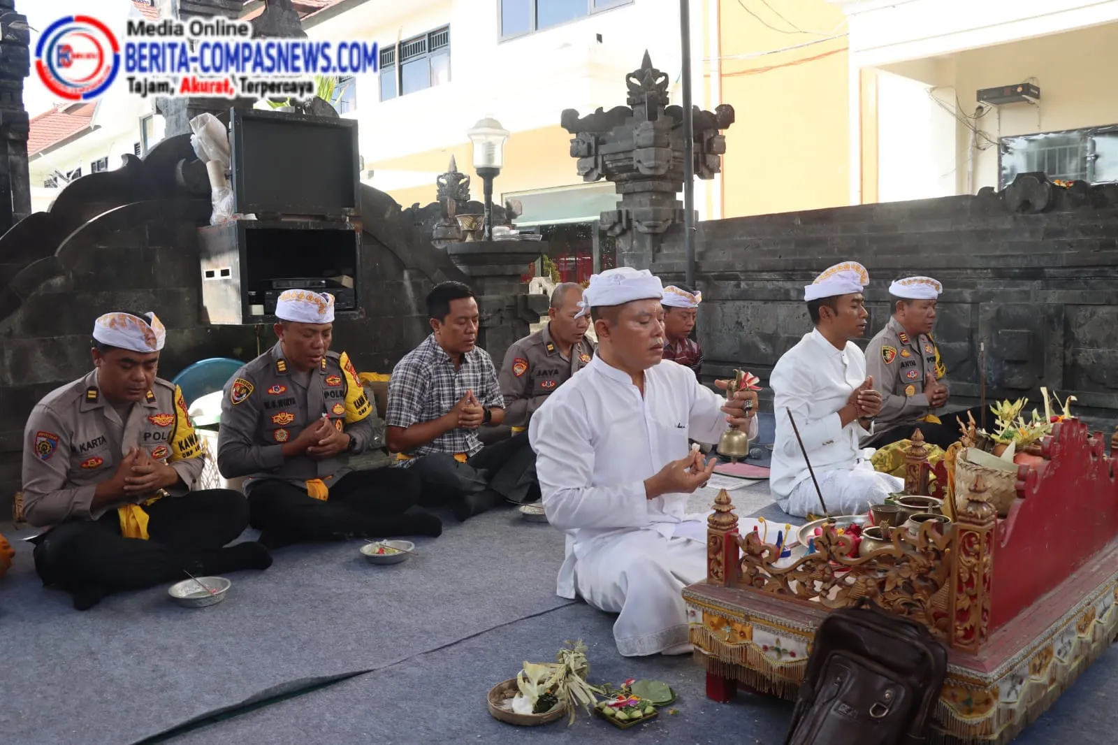 Kapolres Karangasem Pimpin Persembahyangan Purnama Sasih Kapat di Pura Padmasana Giribuana