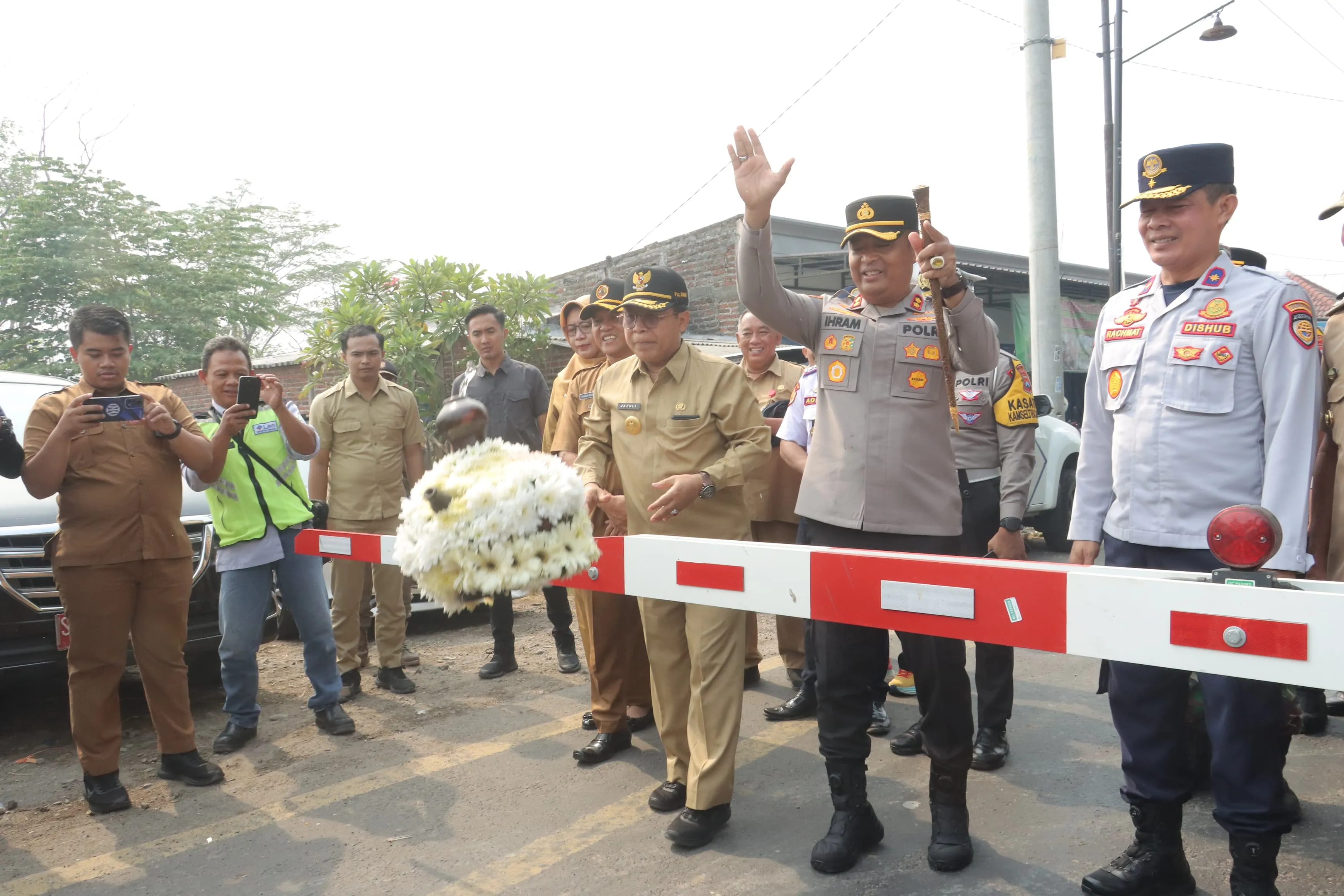 Pj Bupati Apresiasi Polres Mojokerto Bangun Pos Jaga dan Palang Pintu JPL Kereta Api