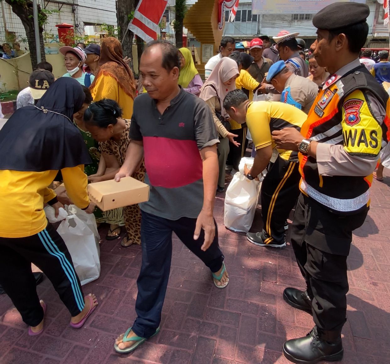 Polsek Simokerto Kembali Lakukan Aksi Sosial Berikan Makan Gratis Sebanyak 200 Nasi Kotak