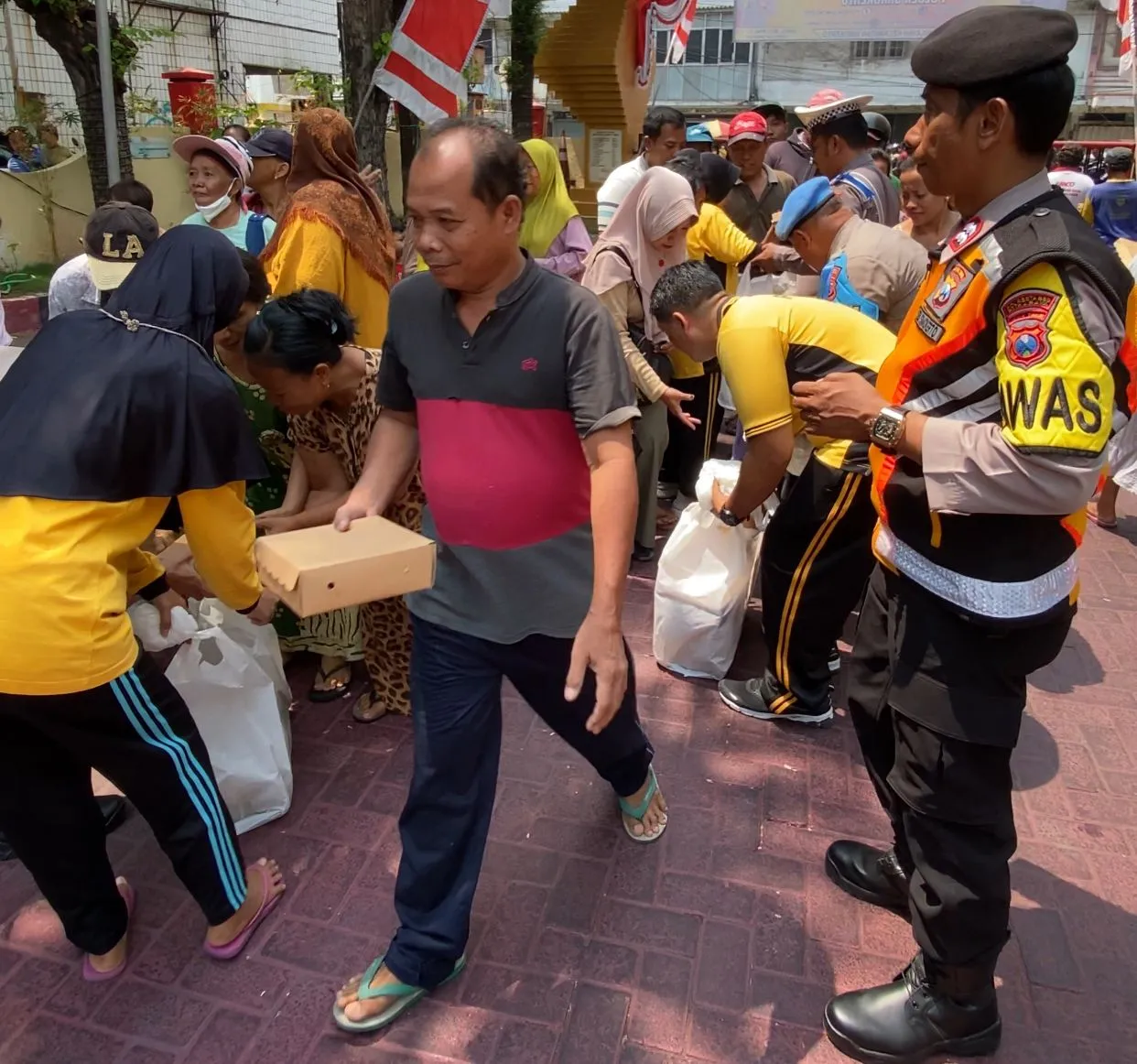Polsek Simokerto Kembali Lakukan Aksi Sosial Berikan Makan Gratis Sebanyak 200 Nasi Kotak