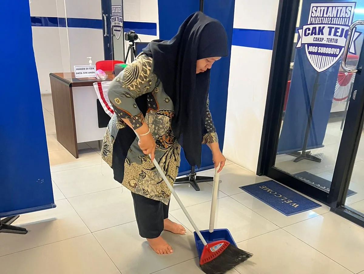 Personel Satpas Colombo Surabaya, Laksanakan Giat Bersih-Bersih Lingkunagan Kantor Demi Keindahan dan Kenyamanan Pemohon SIM