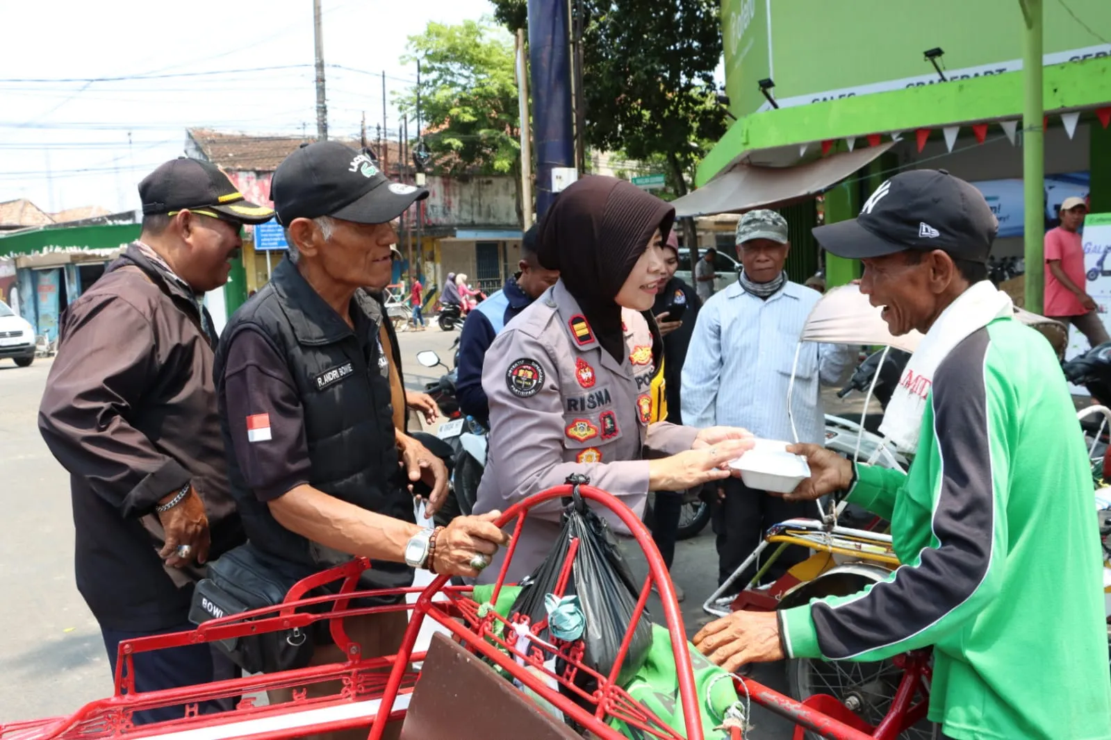 Jelang Hari Humas Polri ke 73, Humas Polres Bangkalan Berbagi Dalam Jum'at Berkah