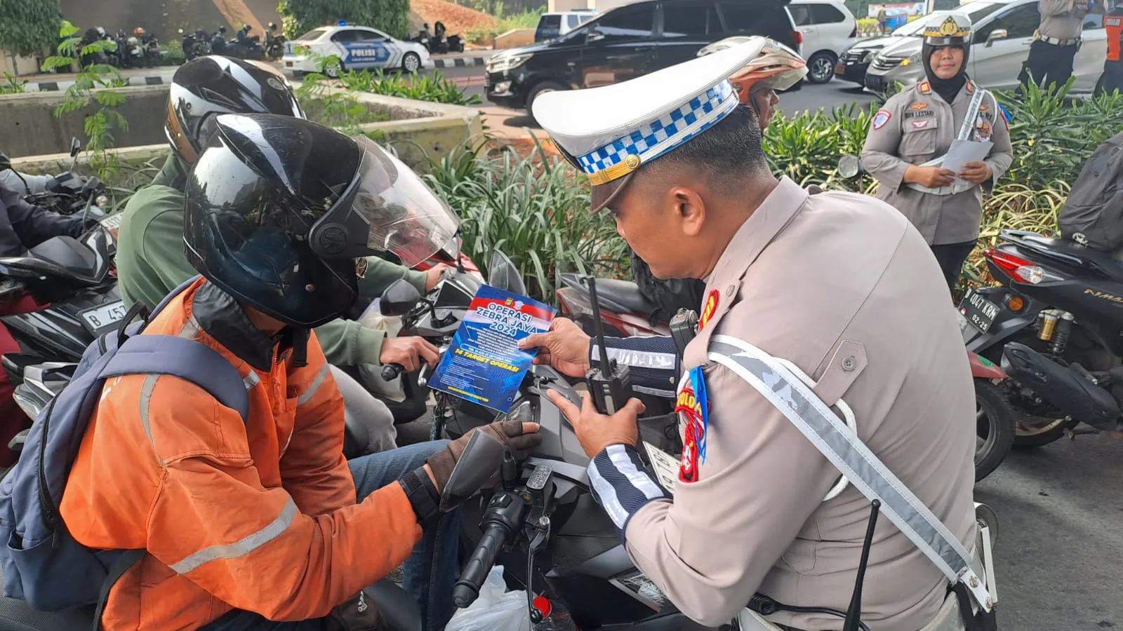 Wujudkan Kamseltibcarlantas, Sat Lantas Polres Jaktim Lakukan Sosialisasi Dalam Ops Zebra Jaya 2024