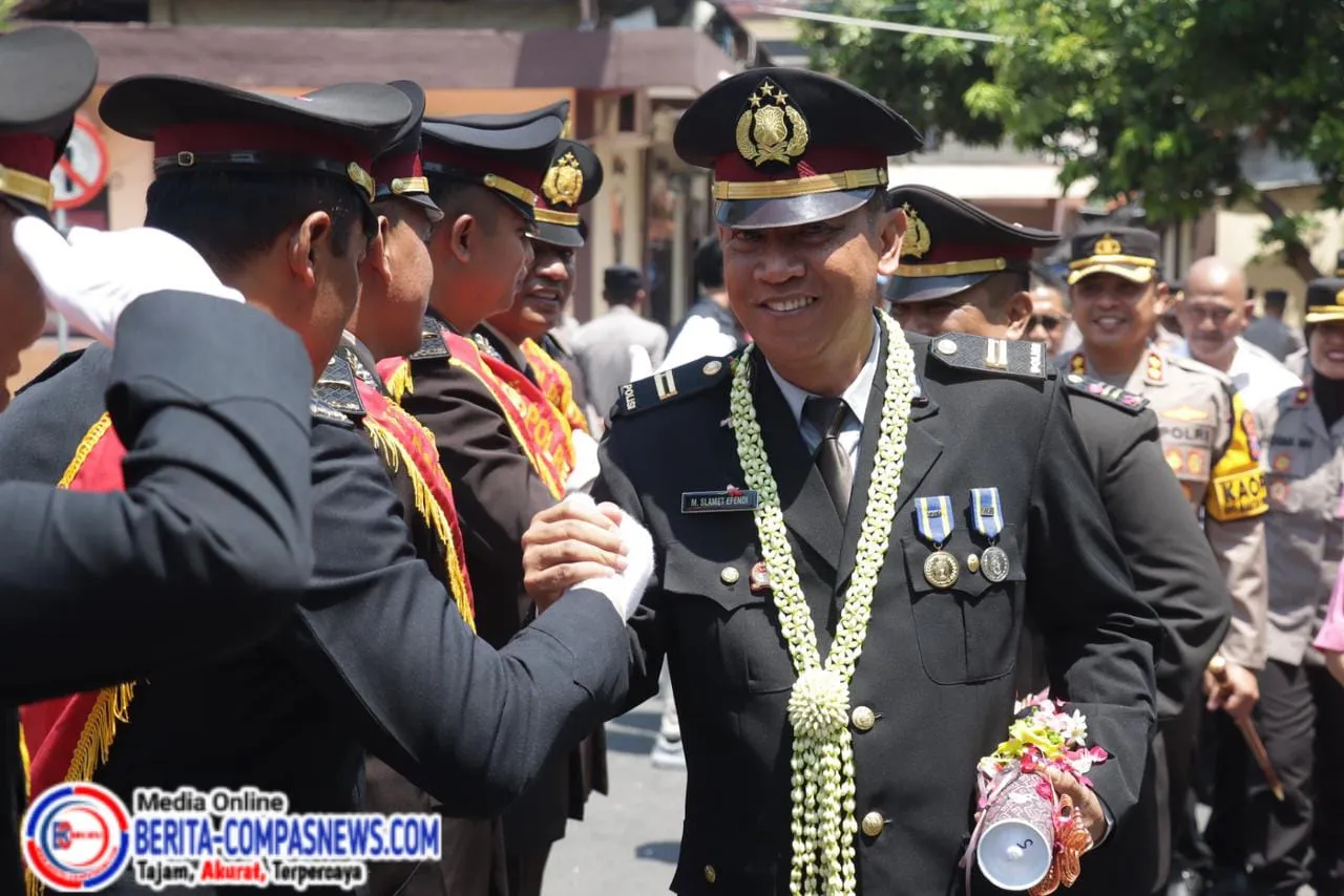 Kapolres Sampang Lepas 2 Perwira Terbaik Polres Sampang Dengan Upacara Wisuda Purna Bhakti