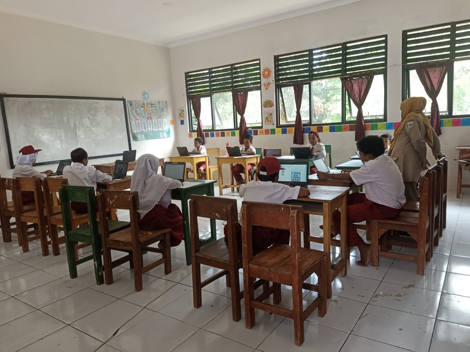 Pelaksanaan ANBK Gelombang 1 di SDN Mahendra 2 Berjalan Lancar