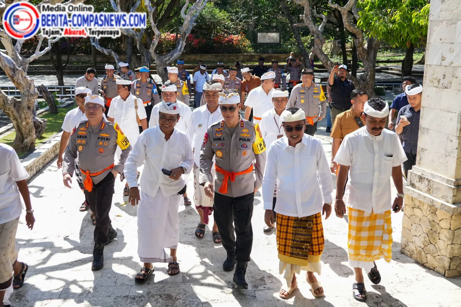 Gelar Jumat Curhat, Kapolda Bali Doa dan Simakrama Dengan Pelingsir Pura Luhur Uluwatu