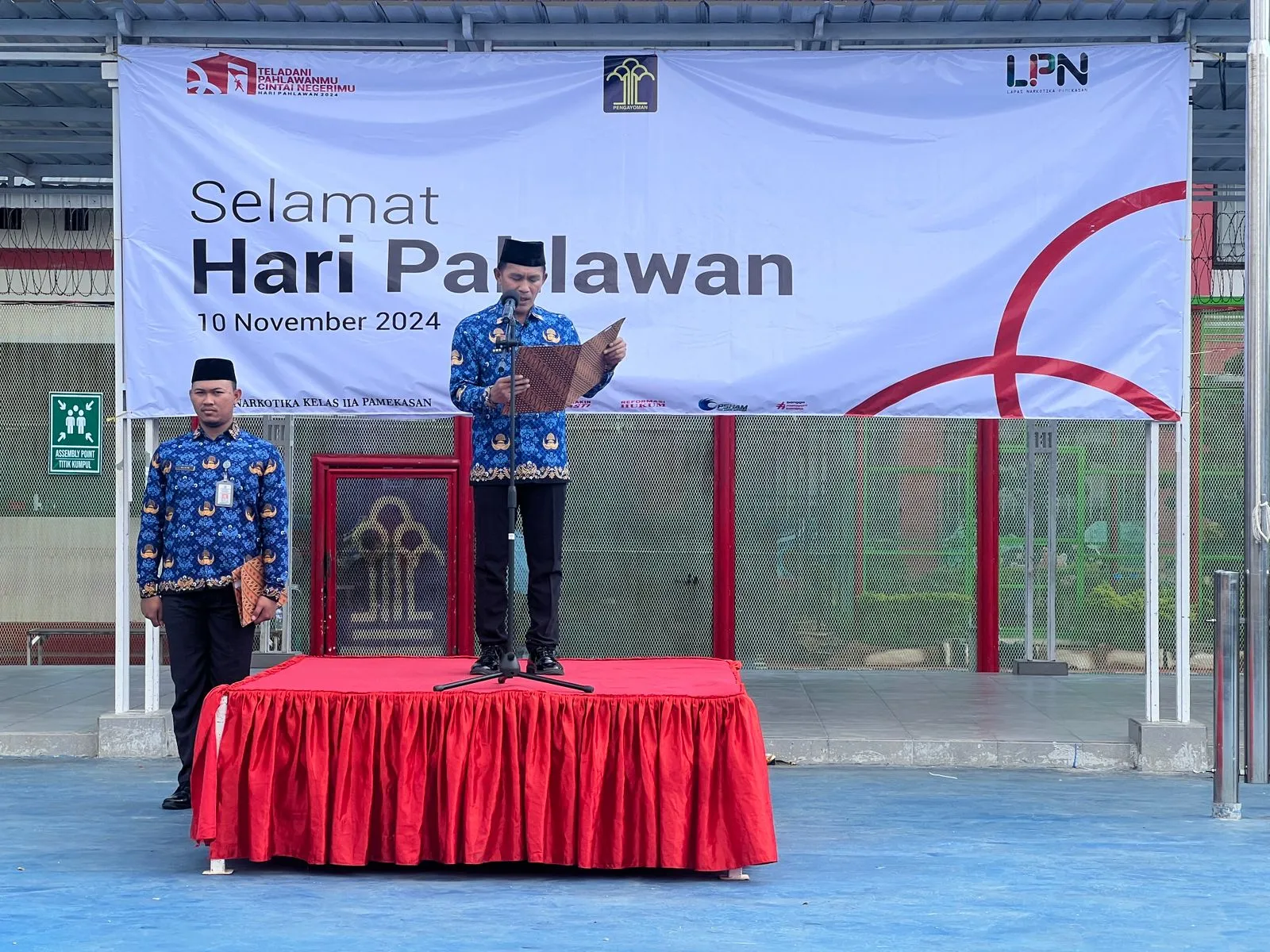 Lapas Narkotika Kelas IIA Pamekasan Kanwil Kementerian Imigrasi dan Pemasyarakatan Jatim Gelar Upacara Hari Pahlawan Dengan Tema "Teladani Pahlawanmu, Cintai Ne