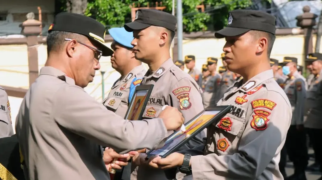 Kapolres Metro Jakarta Timur Pimpin Upacara Pemberhentian Tidak Dengan Hormat 2 Personil Polri