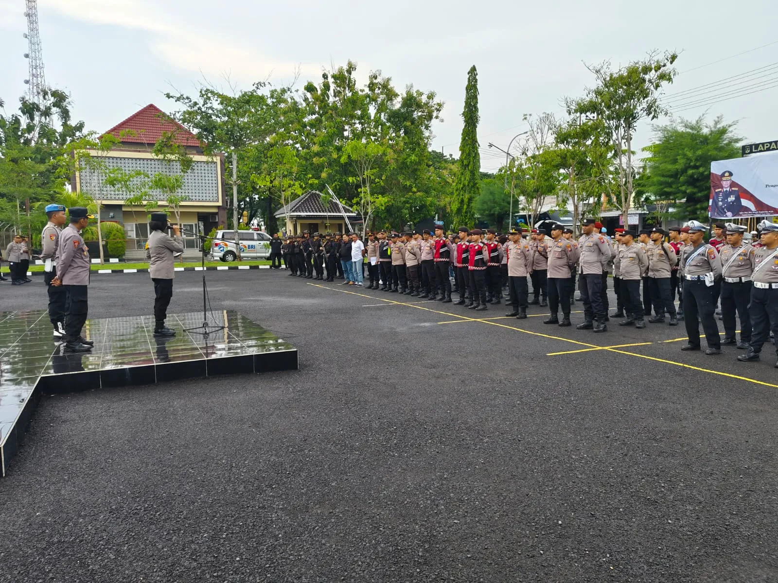 Wakapolres Sampang Lepas 136 Personil Pengamanan Debat Publik Kedua Pilkada Sampang di Surabaya