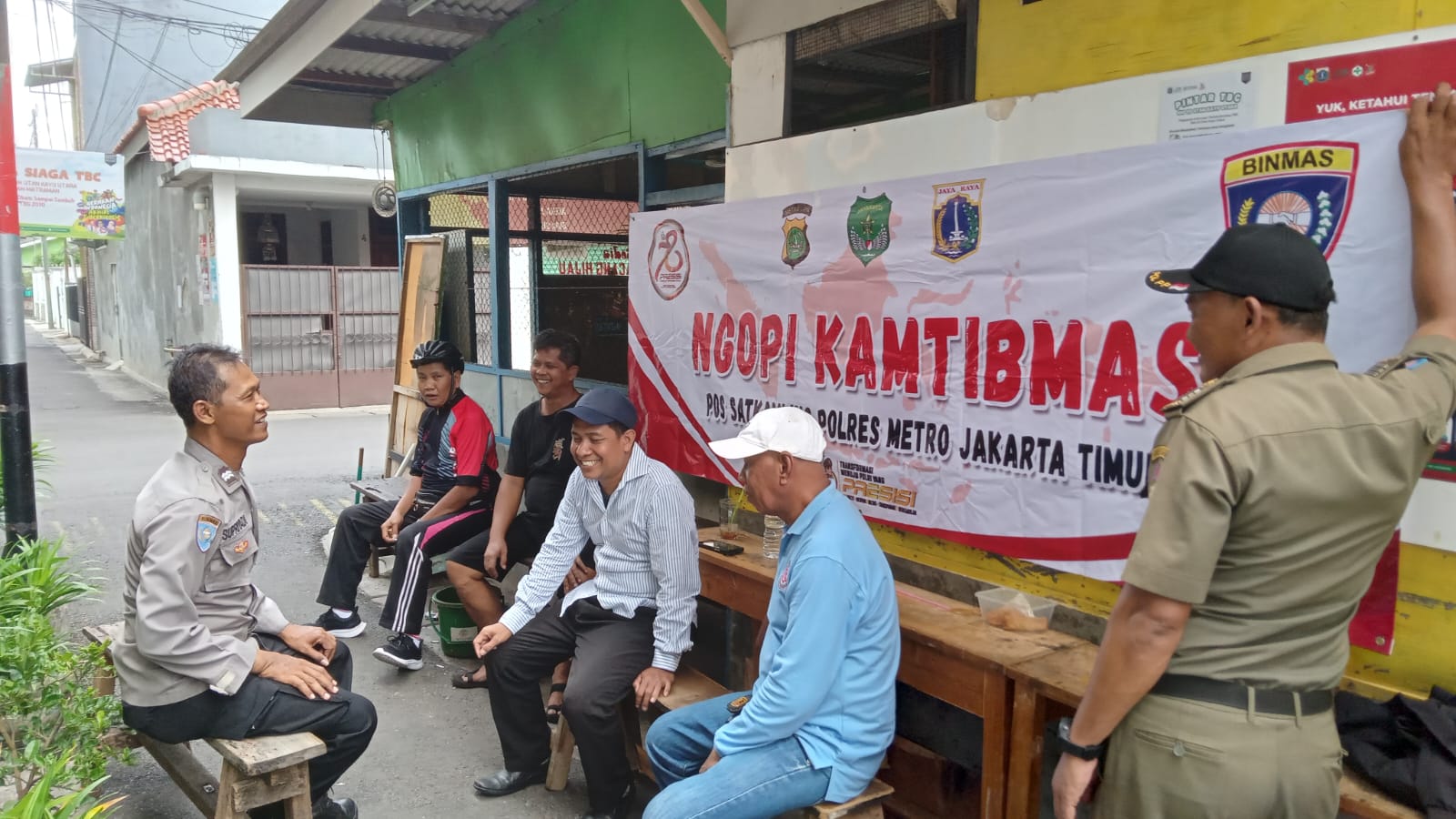 Kedekatan Polisi dan Warga Terjalin Dalam Ngopi Kamtibmas di Utan Kayu Utara Bahas Keamanan Tawuran dan Pilkada 2024