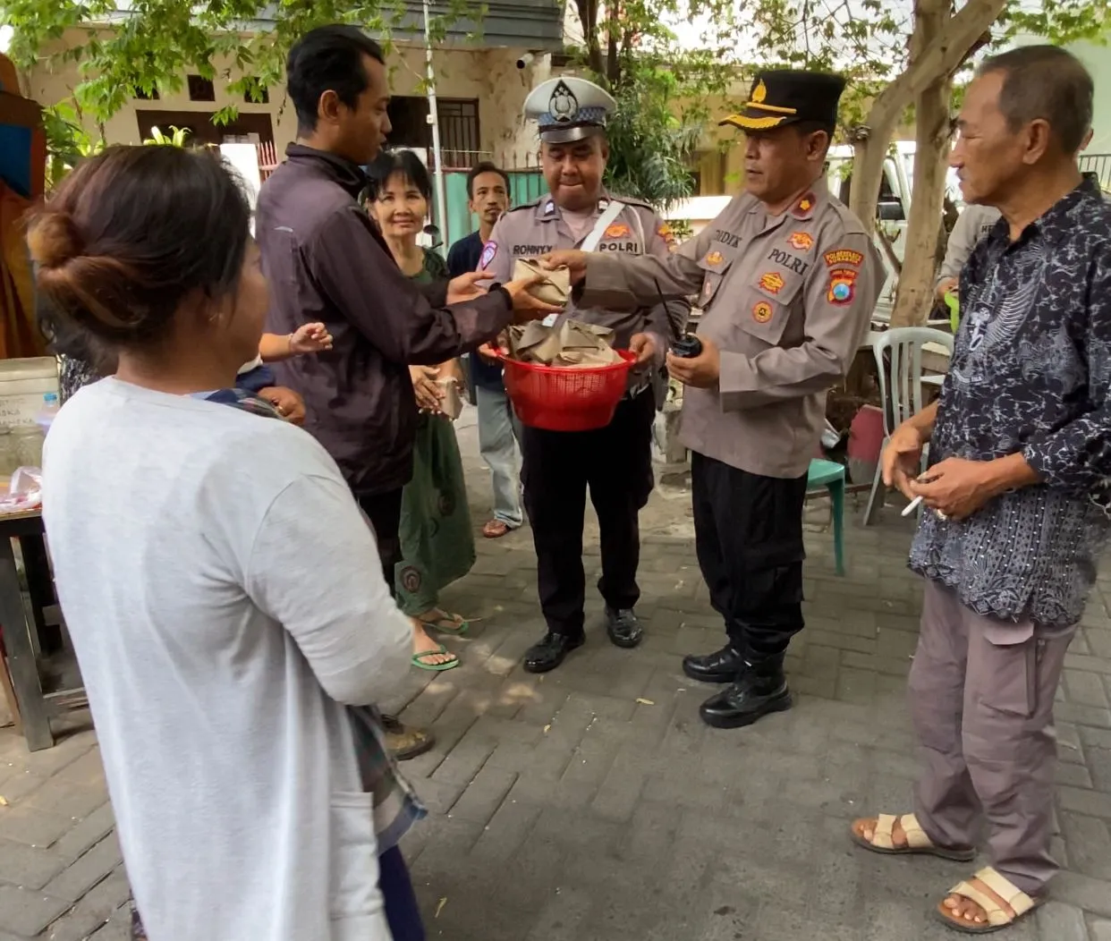 Kapolsek Simokerto Giat Patroli Sambil Bagikan 100 Nasi Bungkus ke Warga