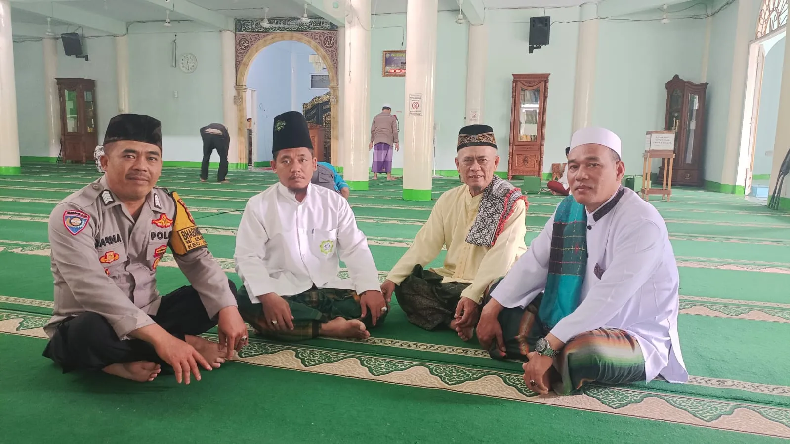 Jumat Keliling, Bhabinkamtibmas Beri Himbauan Pada jama'ah Sholat Jumat