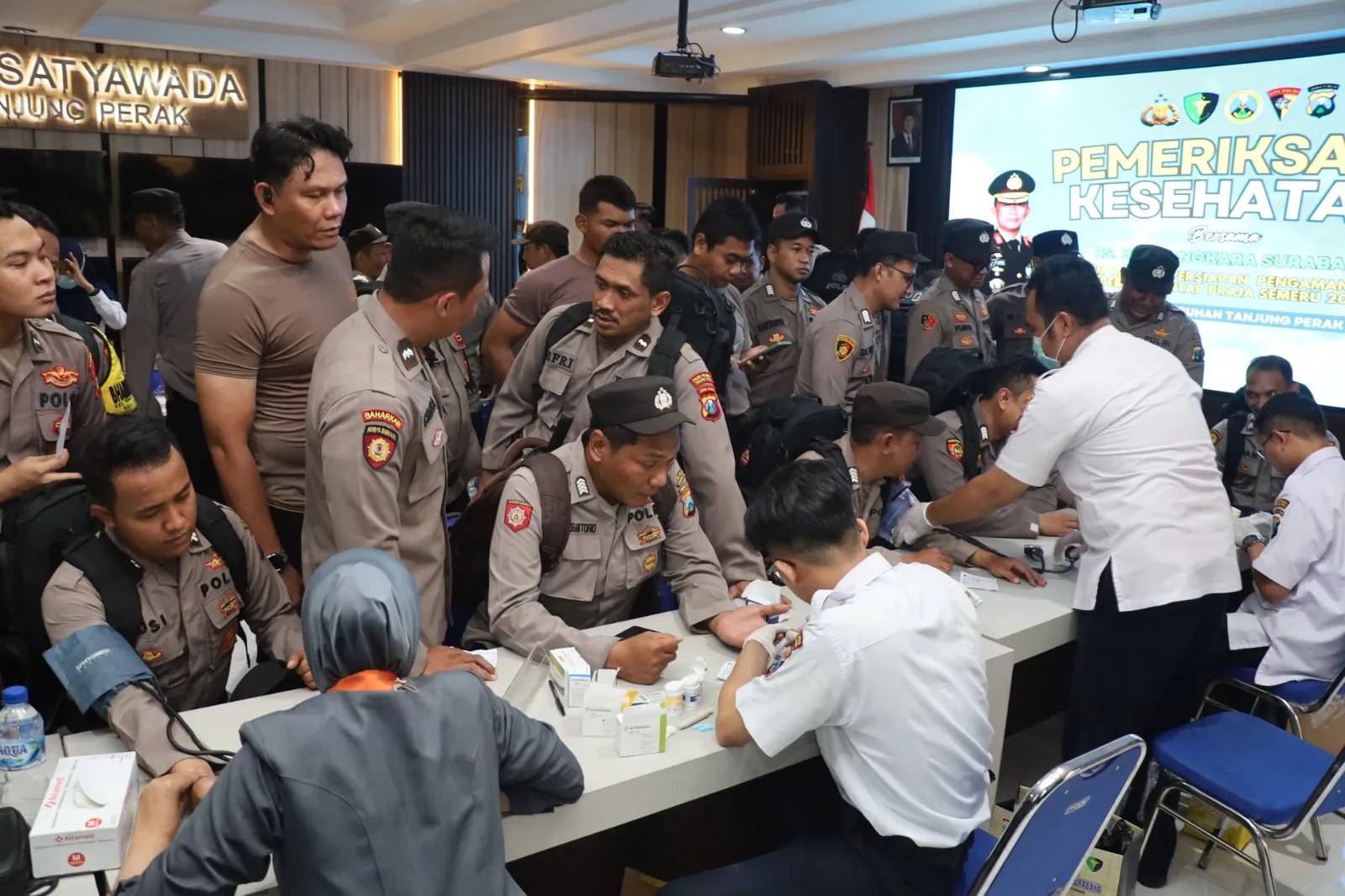 Polres Pelabuhan Tanjung Perak Cek Kesehatan dan Kelengkapan Petugas Pengamanan TPS Pilkada 2024