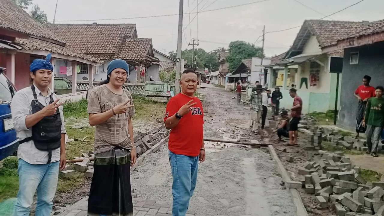 Tingkatkan Perekonomian Masyarakat, Pemerintah Kabupaten Pandeglang Dinas Perumahan Kawasan Permukiman dan Pertanahan DPKP Pasang Paving Block Jalan Lingkungan