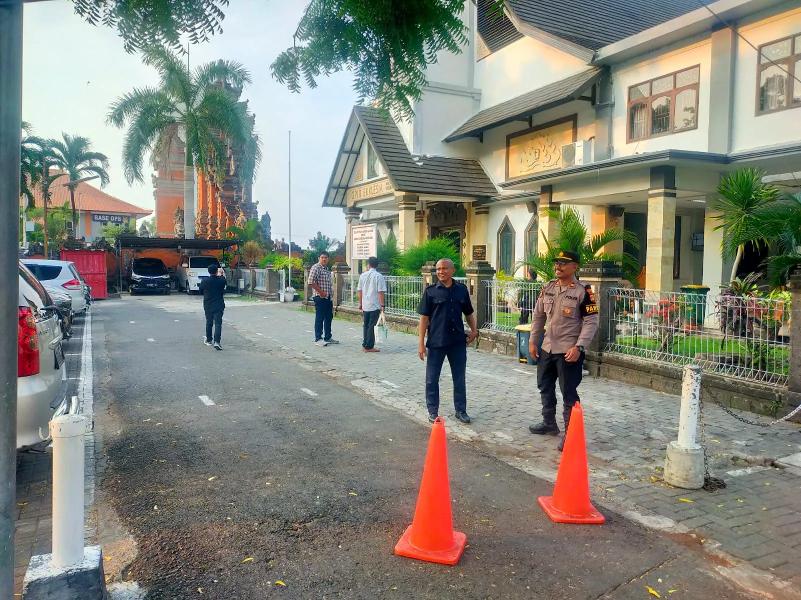 Polres Bandara I Gusti Ngurah Rai Lakukan Pengamanan Giat Ibadah Minggu di Gereja Ekklesia, Tuban