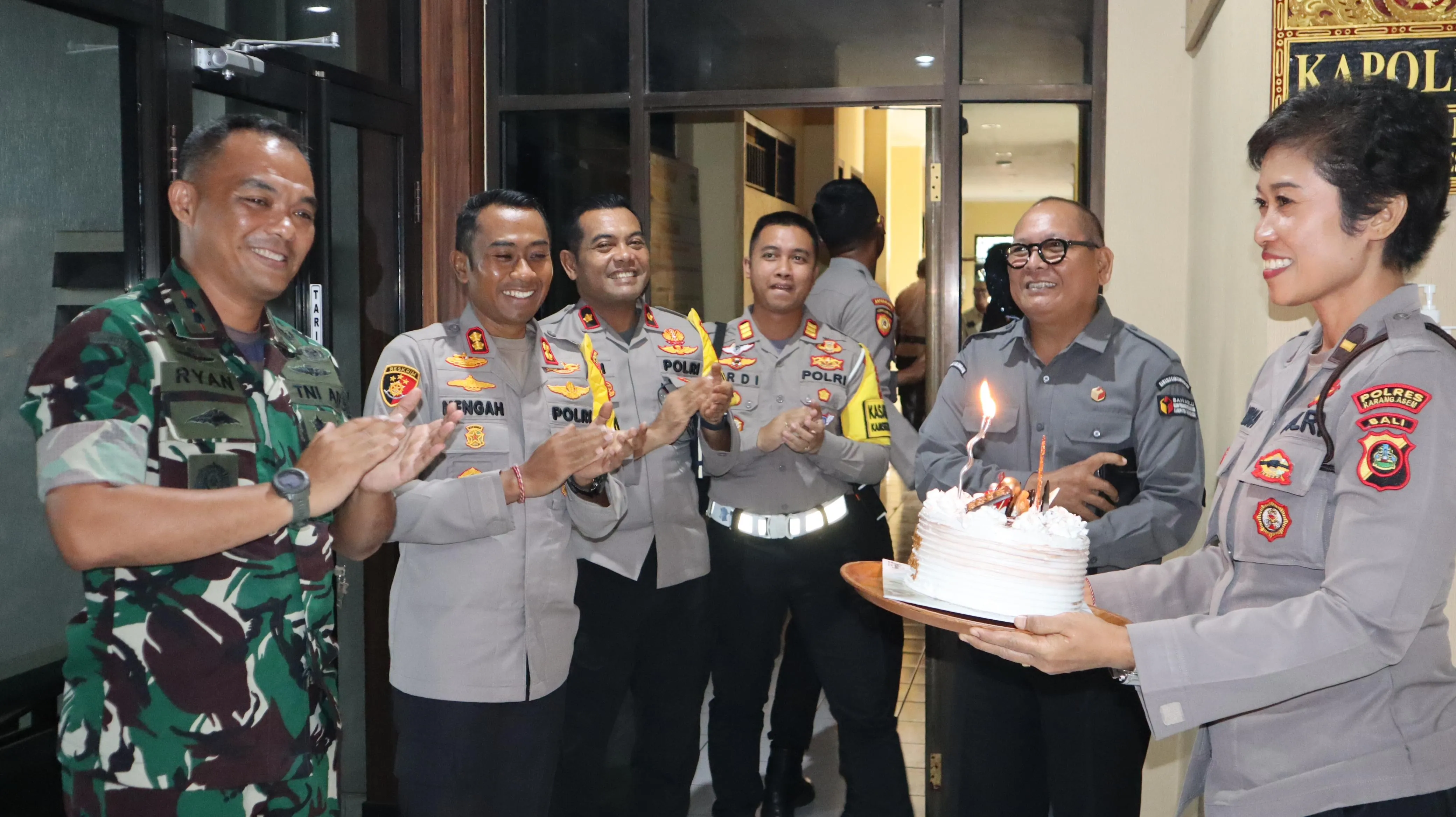 Kapolres Karangasem Berikan Kejutan Ulang Tahun Kepada Dandim 1623 Karangasem