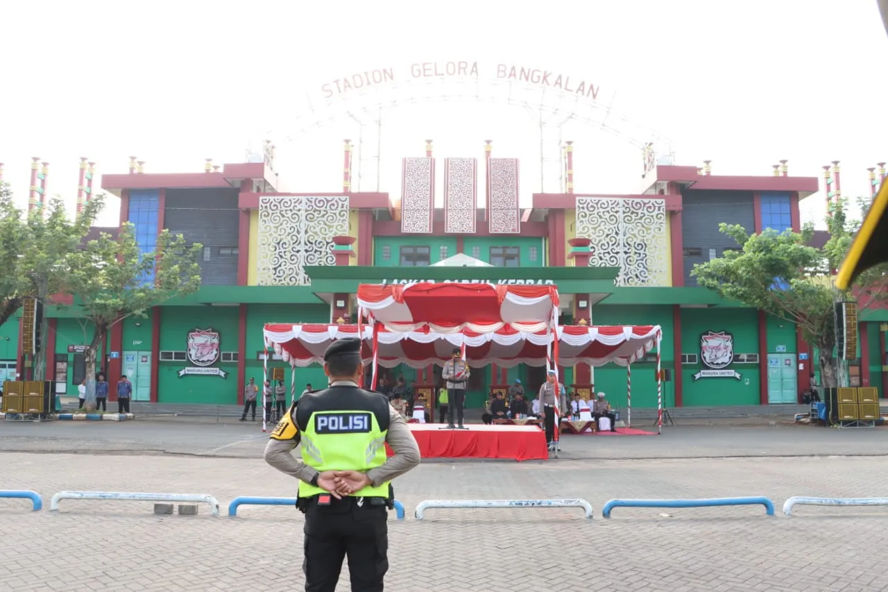 Kapolres Bangkalan Pimpin Apel Pergeseran Pasukan Pengamanan Pilkada di Halaman SGB
