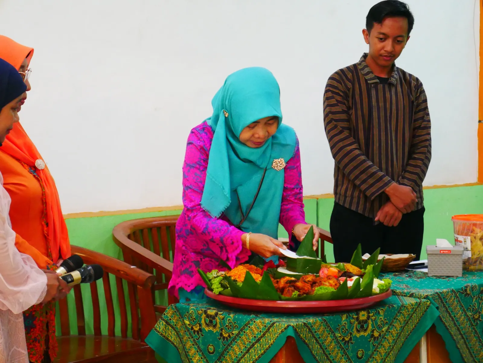 Untuk Menghargai Jasa dan Perjuangan Para Guru, SMA Negeri 19 Surabaya Laksanakan Upacara Peringati Hari Guru Nasional Yang ke 79