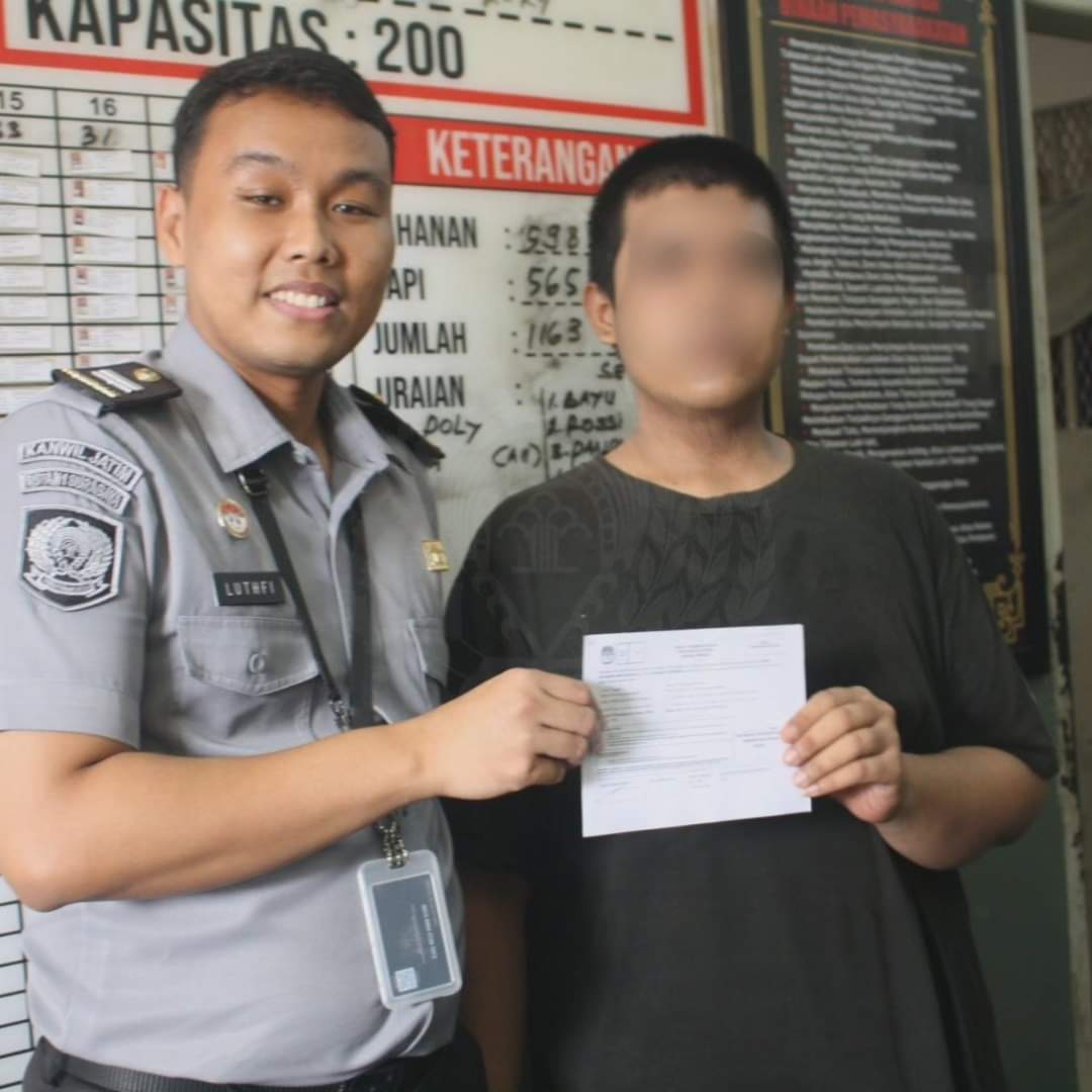Petugas Rutan Surabaya Bagikan Daftar Pemilih Jelang Pilkada Serentak 2024