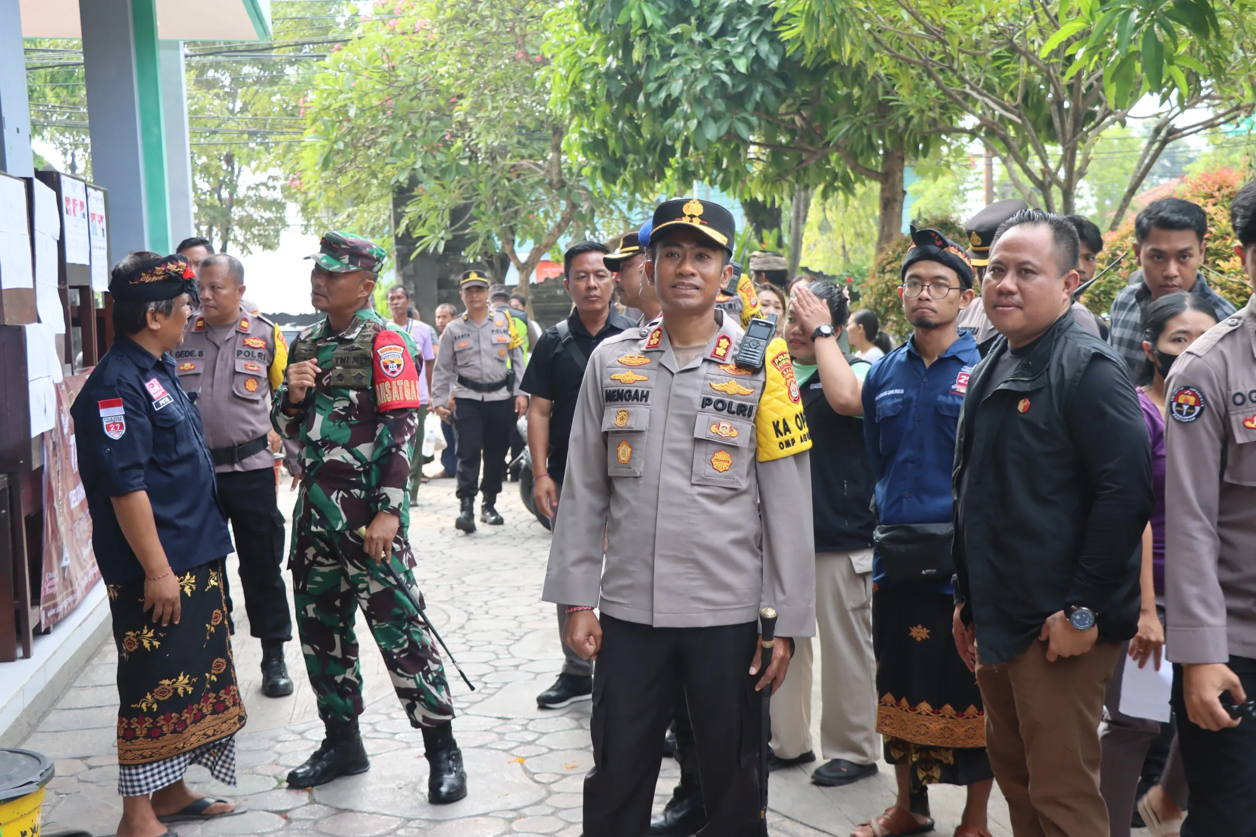 Kapolres Karangasem Bersama Dandim Pantau Langsung Kelancaran Proses Pungut Suara Pilkada 2024