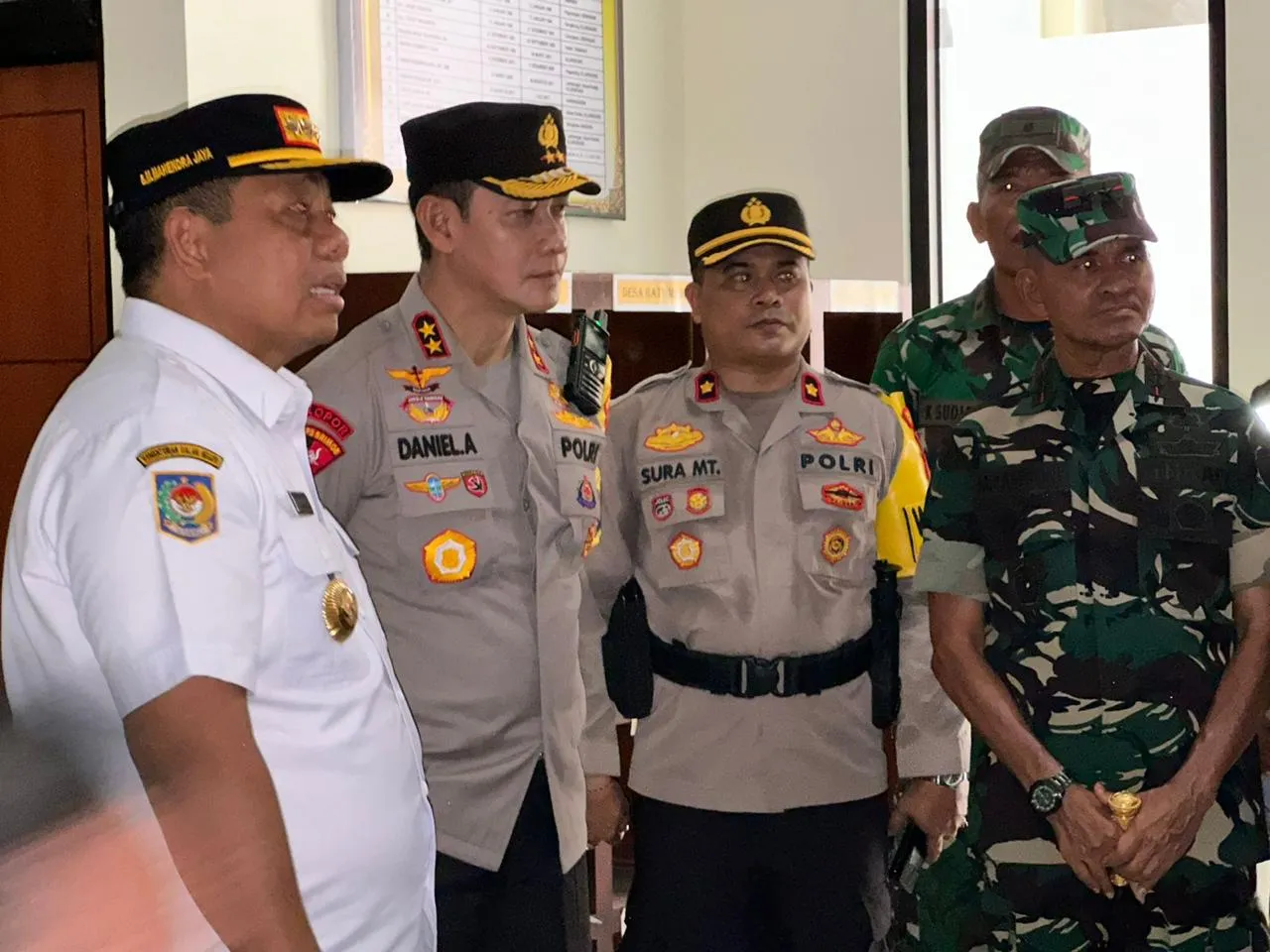 Kapolda Bali Dampingi Pj Gubernur Bali Cek Logistik Pemilukada di Nusa PenidaDampingi Pj Gubernur Bali Cek Logistik Pemilukada di Nusa Penida
