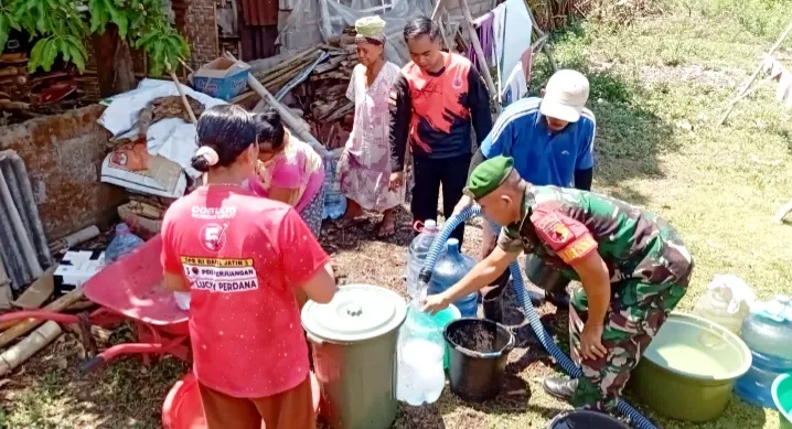 Babinsa Badean Koramil 0822/01 Bondowoso Bantu Pendistribusian Air Bersih di Dusun Tegal Batu