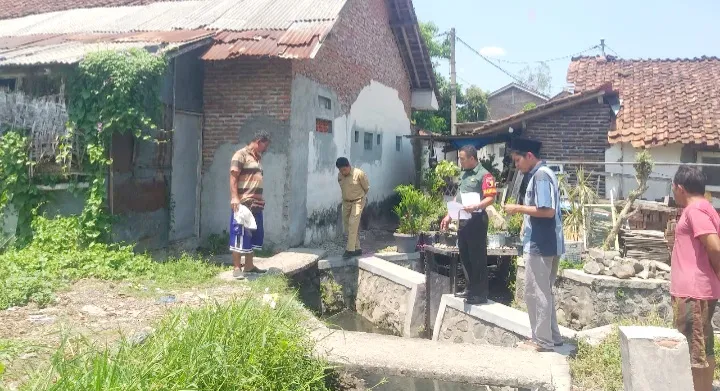 Babinsa Kademangan Tinjau Lokasi Kerja Bakti Guna Antisipasi Banjir Jelang Musim Hujan