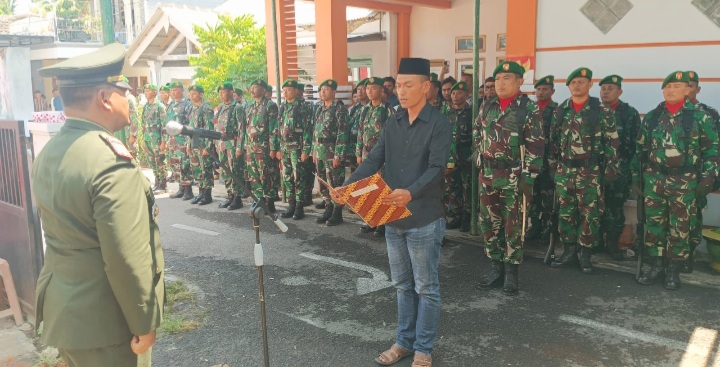 Danramil 0822/01 Bondowoso Hadiri Pemakaman Punawirawan Sertu Heri Ali Mashad secara Meliter