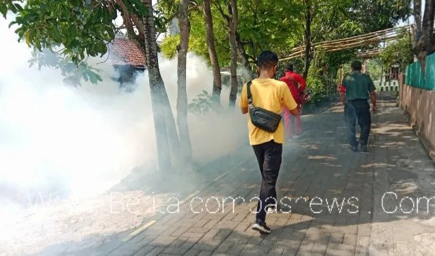 Peduli Kesehatan Warga, Babinsa Koramil 01/Kota Dampingi Dinas Kesehatan Lakukan Fogging