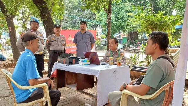 Berikan Pelayanan Kepolisian, Halo Polisi Hadir di Pasar Embrio Makasar