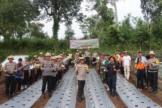 Kapolres Karangasem Gerakkan Siswa Tanam Cabai Dukung Swasembada Pangan